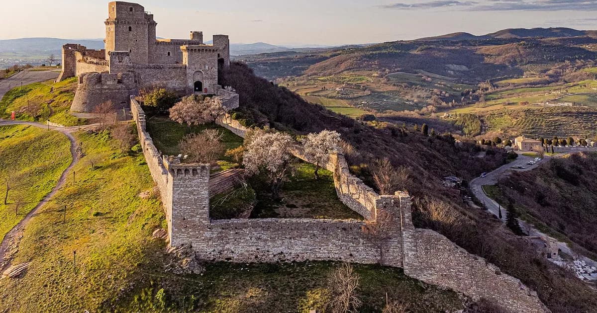 Piazzale Rocca Maggiore: il concerto sotto la fortezza — Piazzale all'aperto in cornice medievale, ai piedi della Rocca
