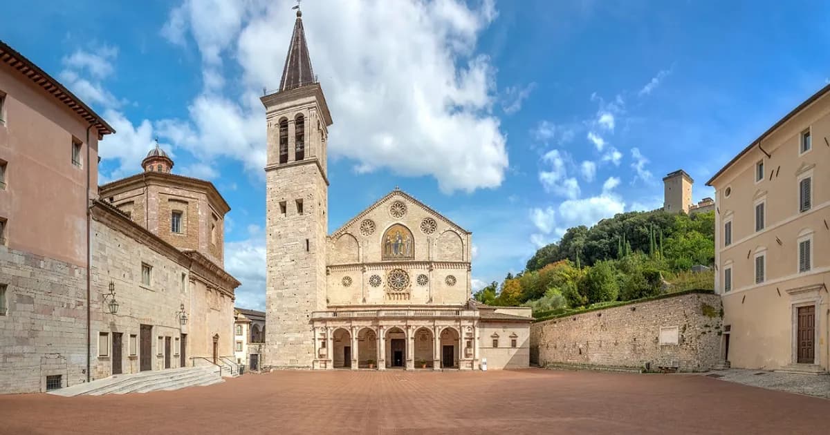Piazza Duomo: il Rinascimento incontra il pop — Piazza monumentale all'aperto nel centro storico